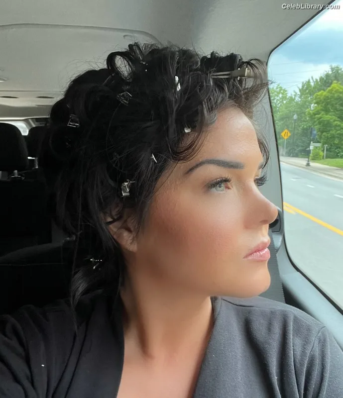 Marie Avgeropoulos photo 24 of 58