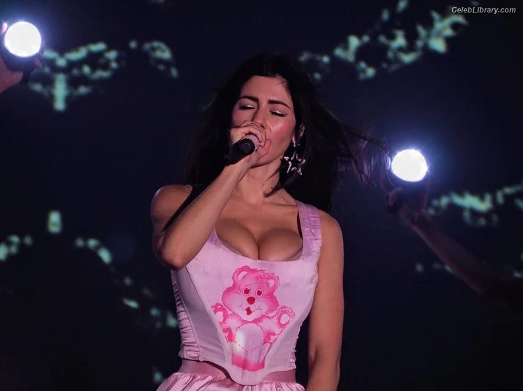 Marina Diamandis photo 12 of 534