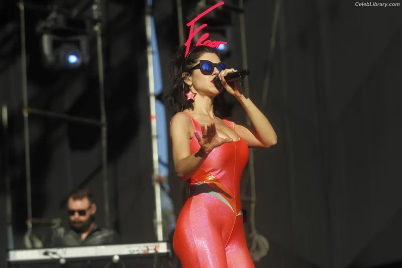 Marina Diamandis photo 22 of 534