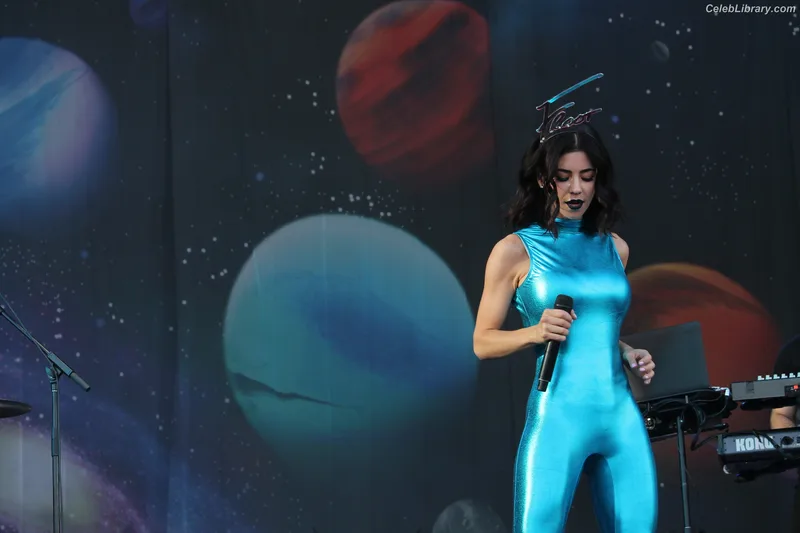 Marina Diamandis photo 5 of 534