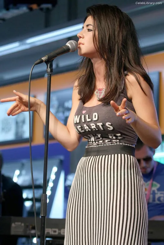 Marina Diamandis photo 3 of 534