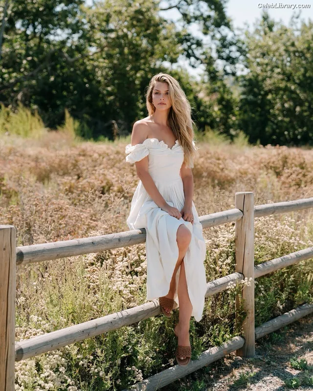 Marina Laswick photo 12 of 29