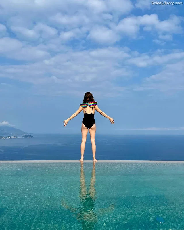 Marina Squerciati photo 12 of 34