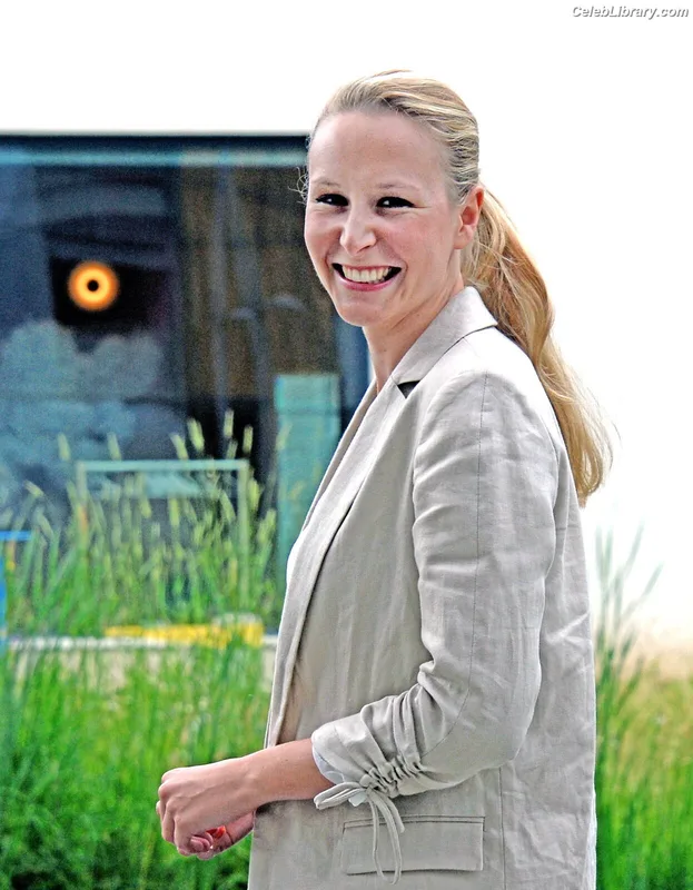 Marion Maréchal photo 4 of 86