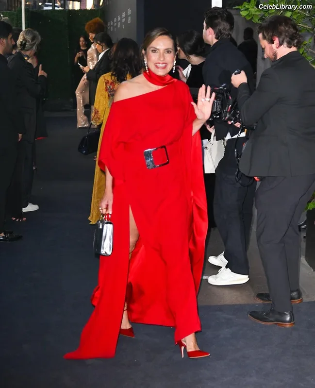 Mariska Hargitay photo 16 of 183