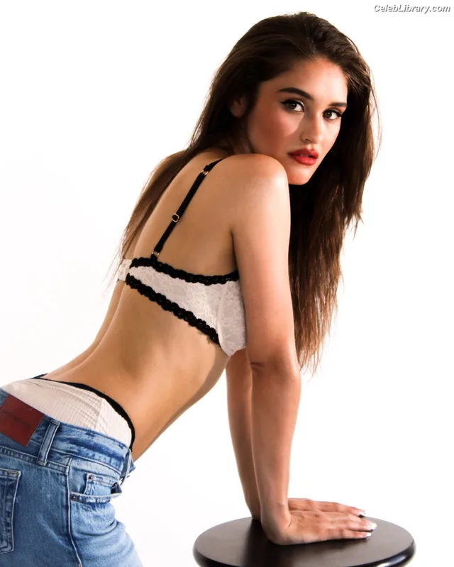 Marissa Reyes photo 8 of 10