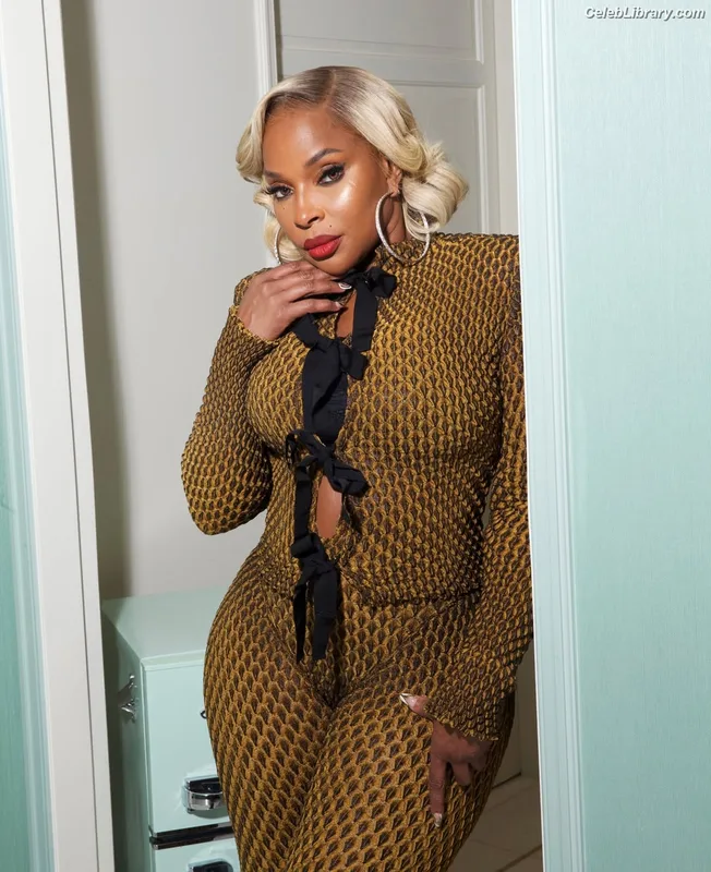 Mary J Blige photo 10 of 37