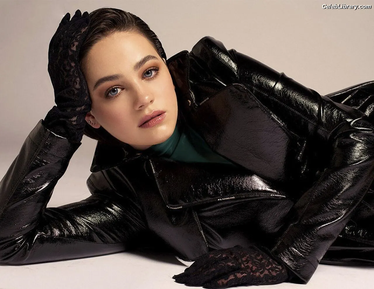 Mary Mouser photo 8 of 120