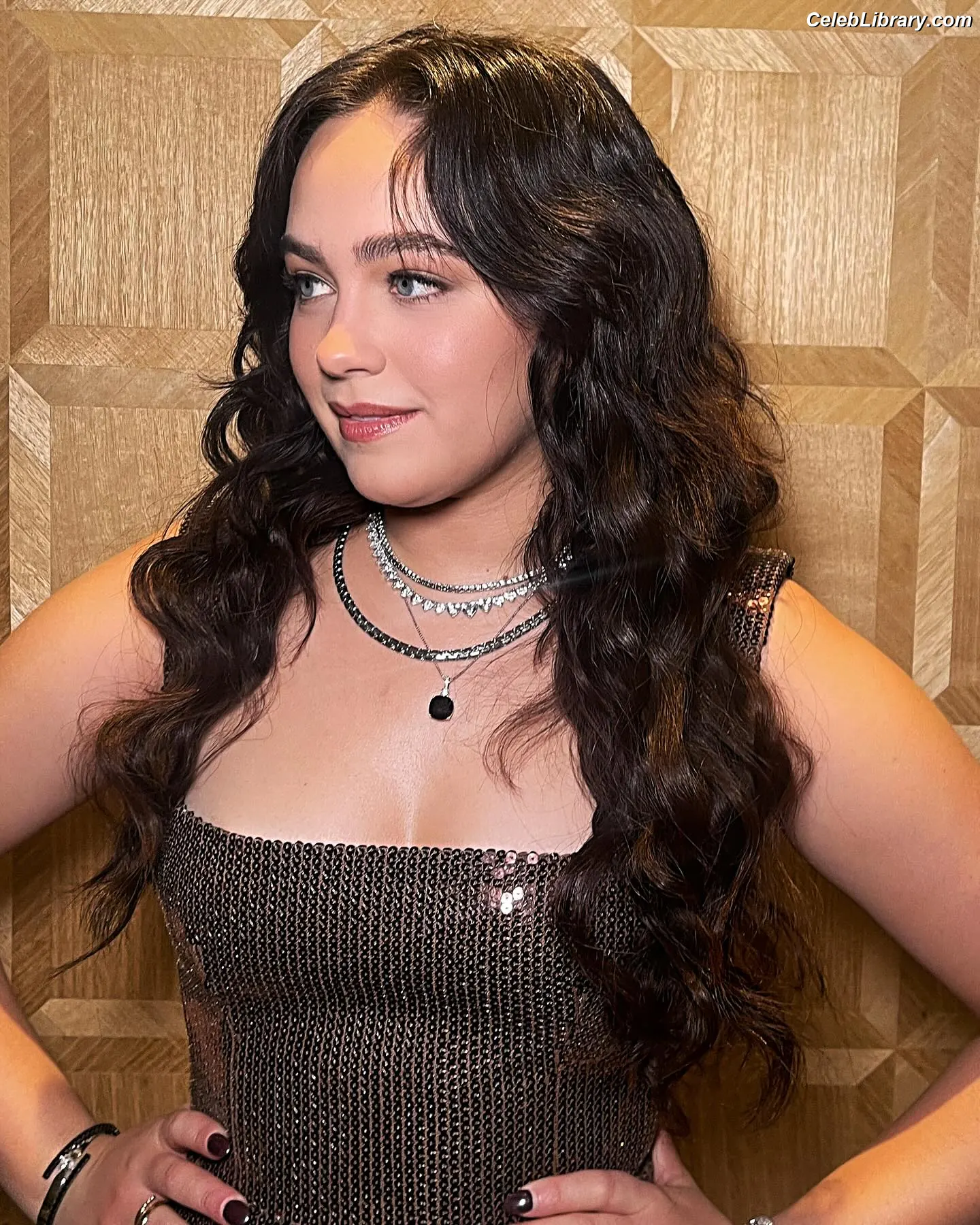 Mary Mouser photo 24 of 120