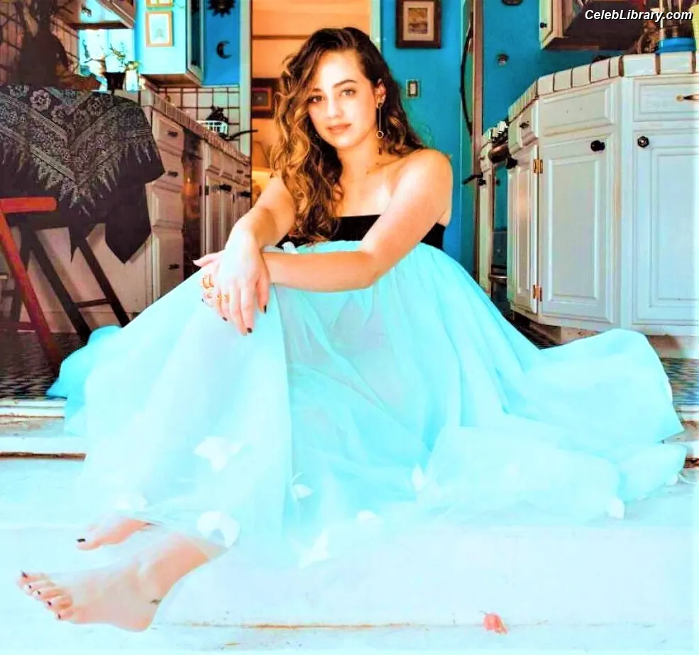 Mary Mouser photo 2 of 120