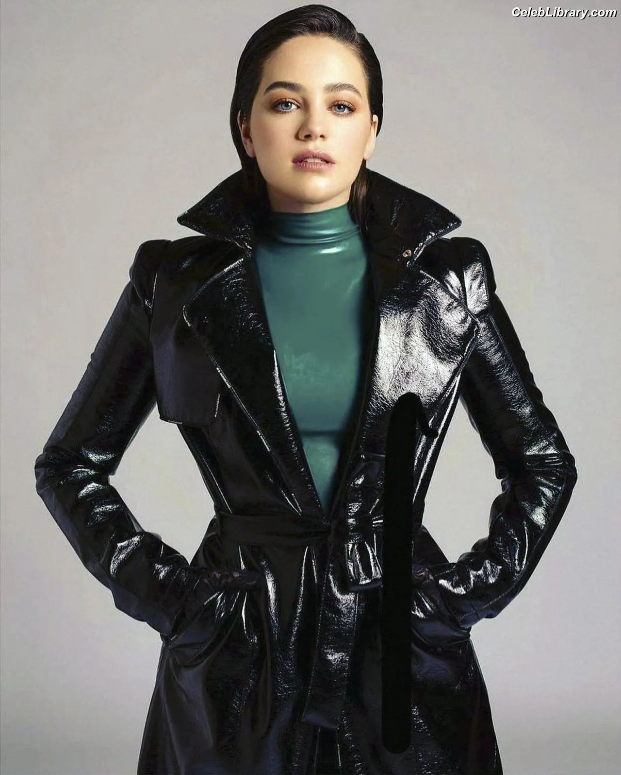 Mary Mouser photo 8 of 120