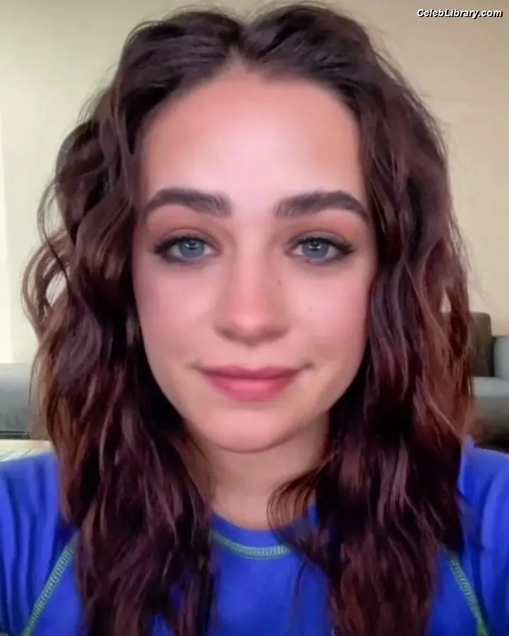 Mary Mouser photo 16 of 120