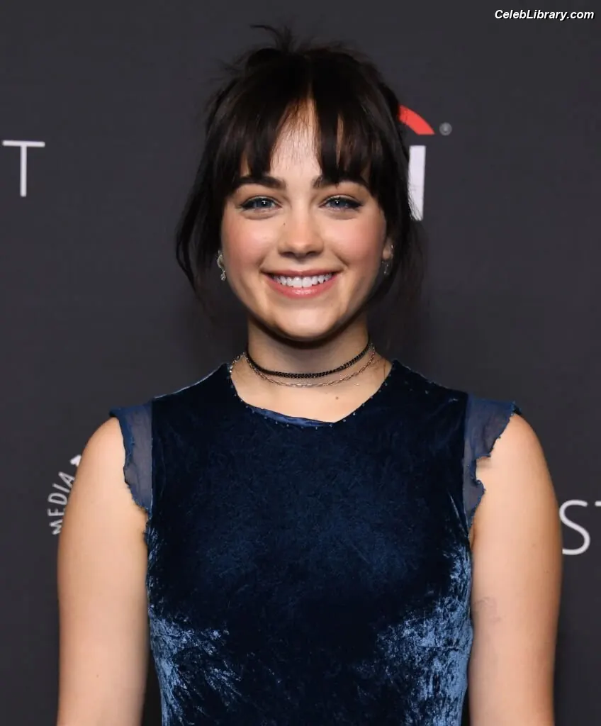 Mary Mouser photo 23 of 120