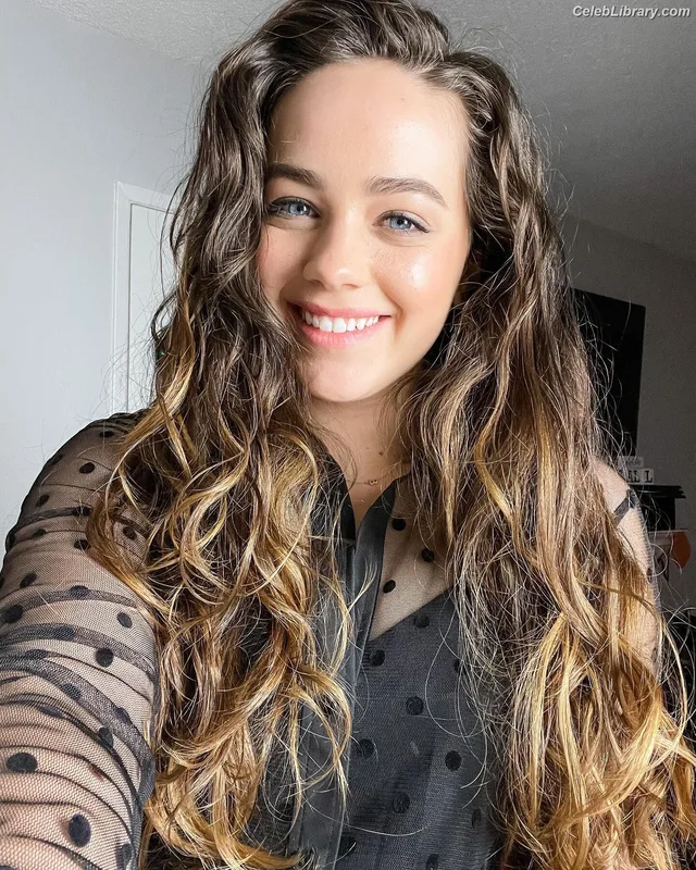 Mary Mouser photo 4 of 121