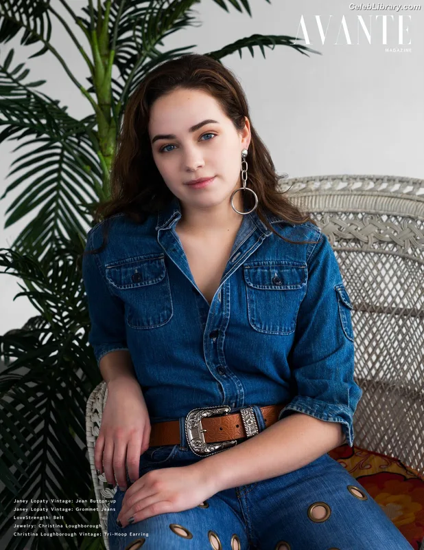 Mary Mouser photo 13 of 121
