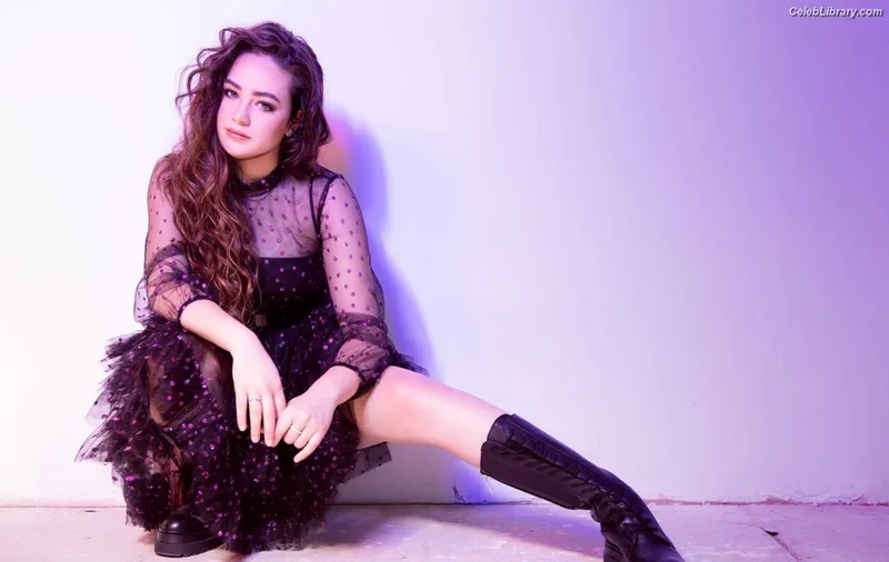 Mary Mouser photo 14 of 121