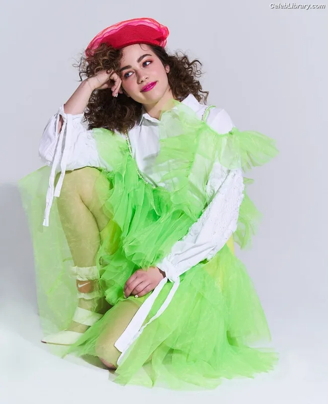 Mary Mouser photo 17 of 121