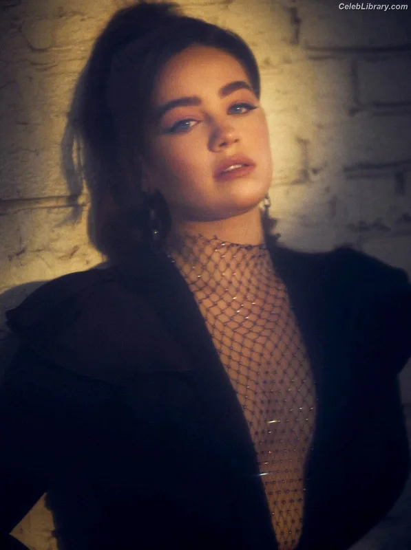 Mary Mouser photo 18 of 121