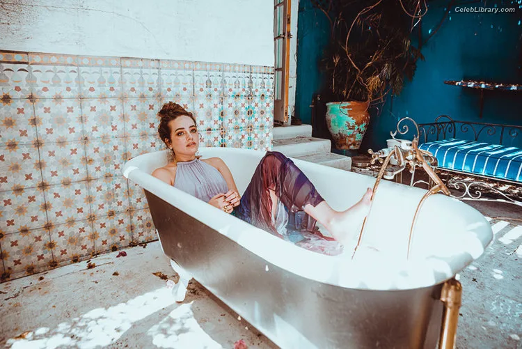 Mary Mouser photo 24 of 121