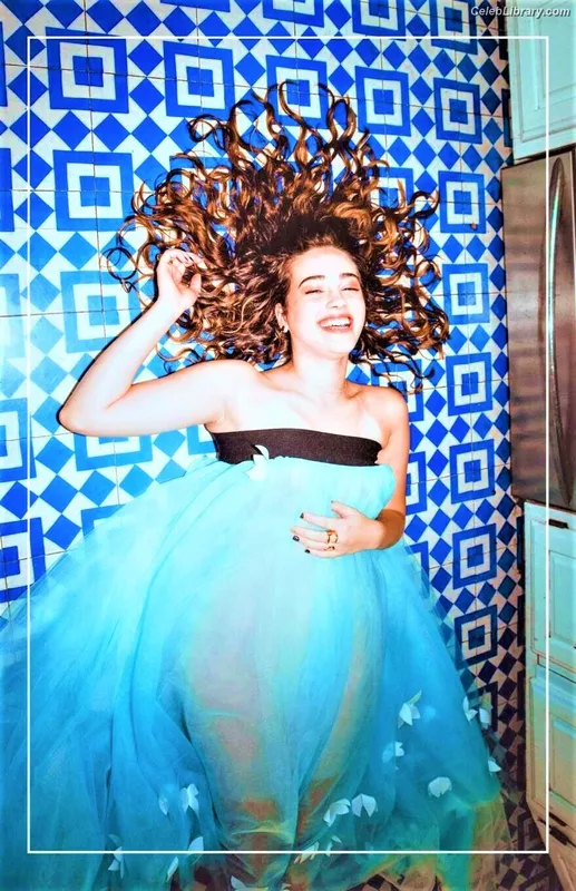 Mary Mouser photo 3 of 121