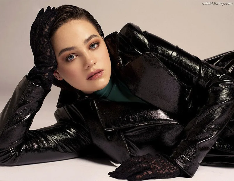 Mary Mouser photo 8 of 121