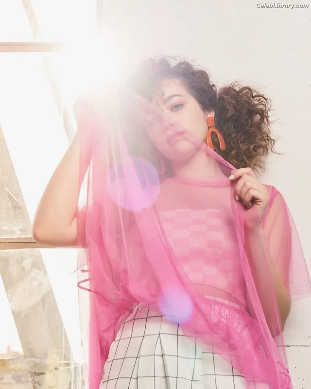 Mary Mouser photo 9 of 121