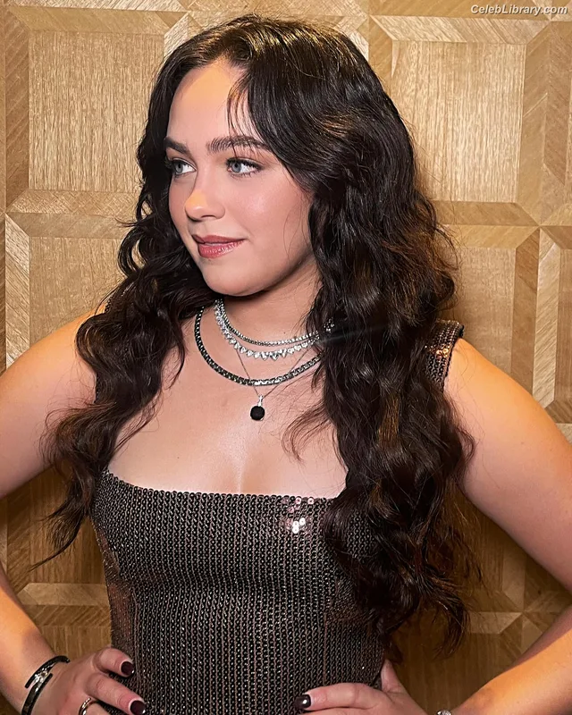 Mary Mouser photo 24 of 121