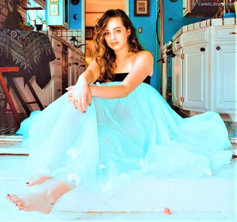 Mary Mouser photo 2 of 121