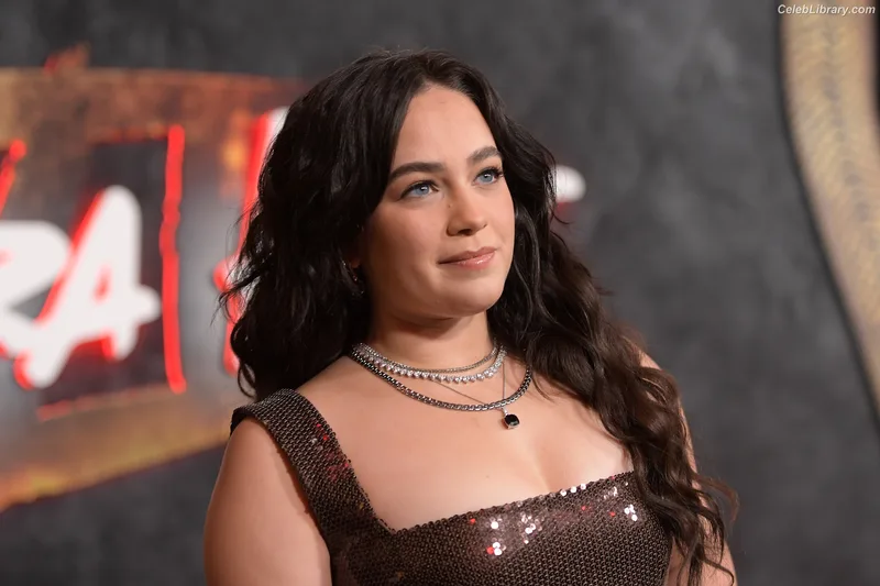 Mary Mouser photo 3 of 121
