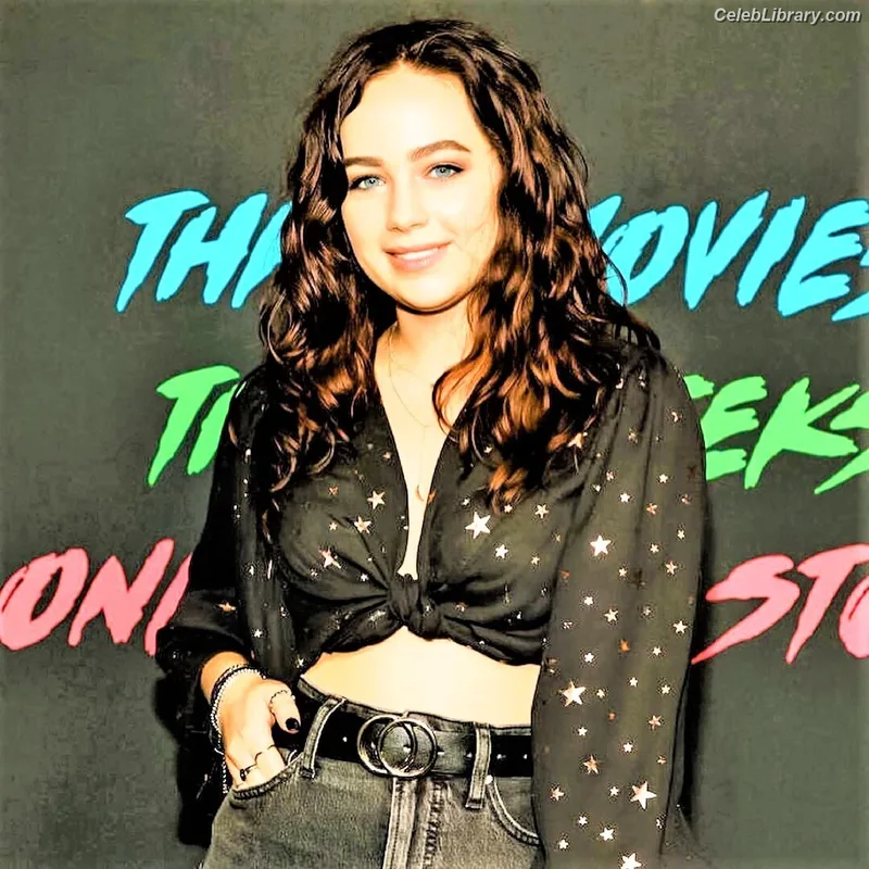 Mary Mouser photo 5 of 121