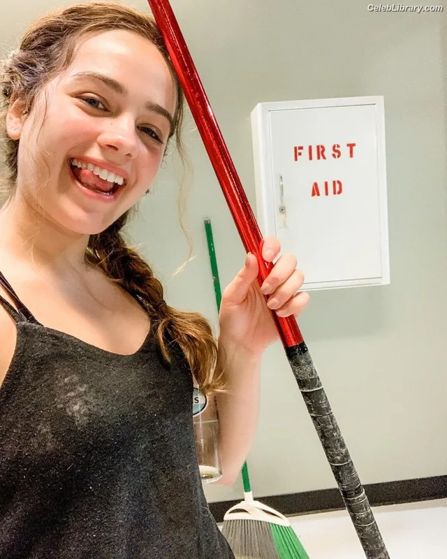 Mary Mouser photo 7 of 121