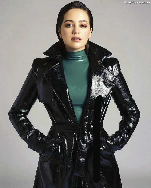 Mary Mouser photo 8 of 121
