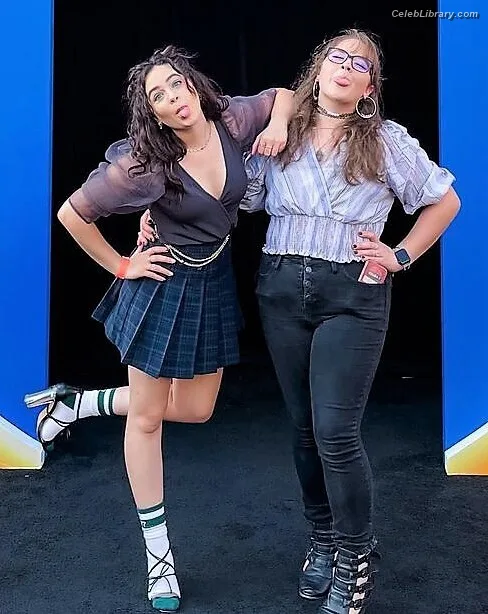 Mary Mouser photo 13 of 121