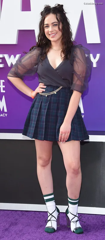 Mary Mouser photo 18 of 121