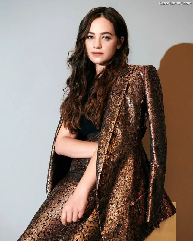 Mary Mouser photo 19 of 121