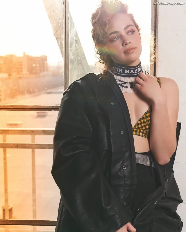 Mary Mouser photo 21 of 121