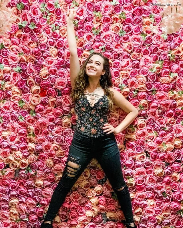 Mary Mouser photo 22 of 121
