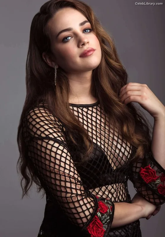 Mary Mouser photo 24 of 121