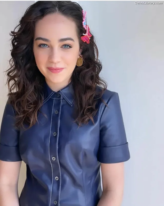 Mary Mouser photo 2 of 121