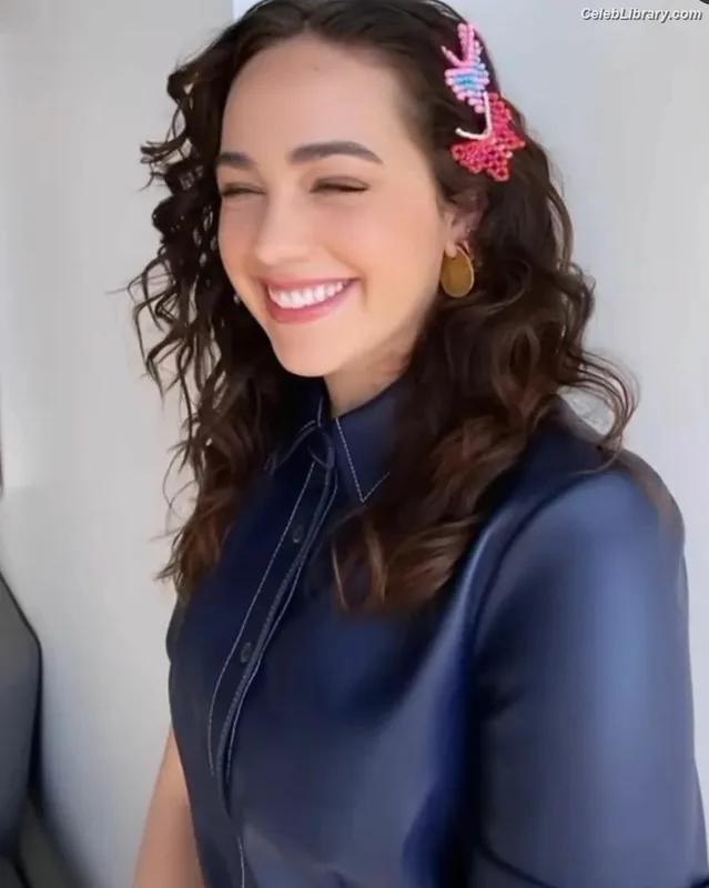 Mary Mouser photo 3 of 121