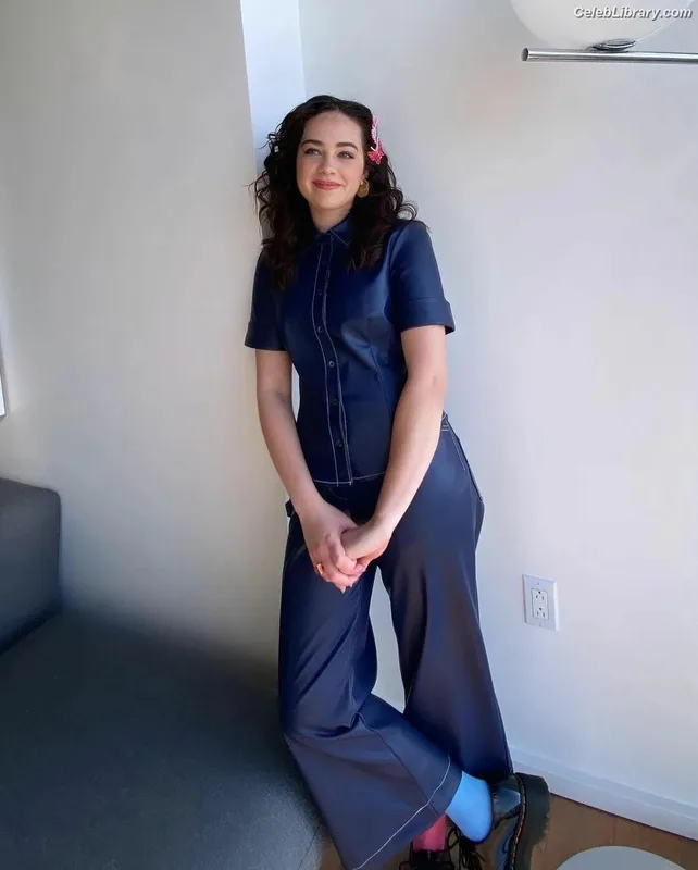 Mary Mouser photo 4 of 121
