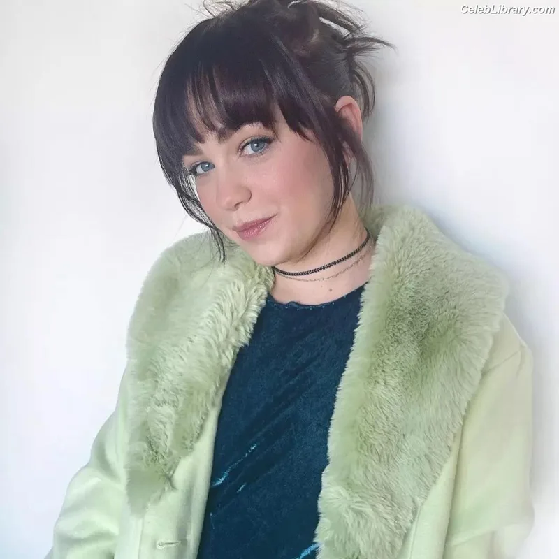 Mary Mouser photo 6 of 121