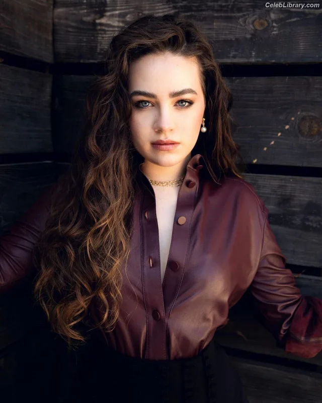Mary Mouser photo 10 of 121