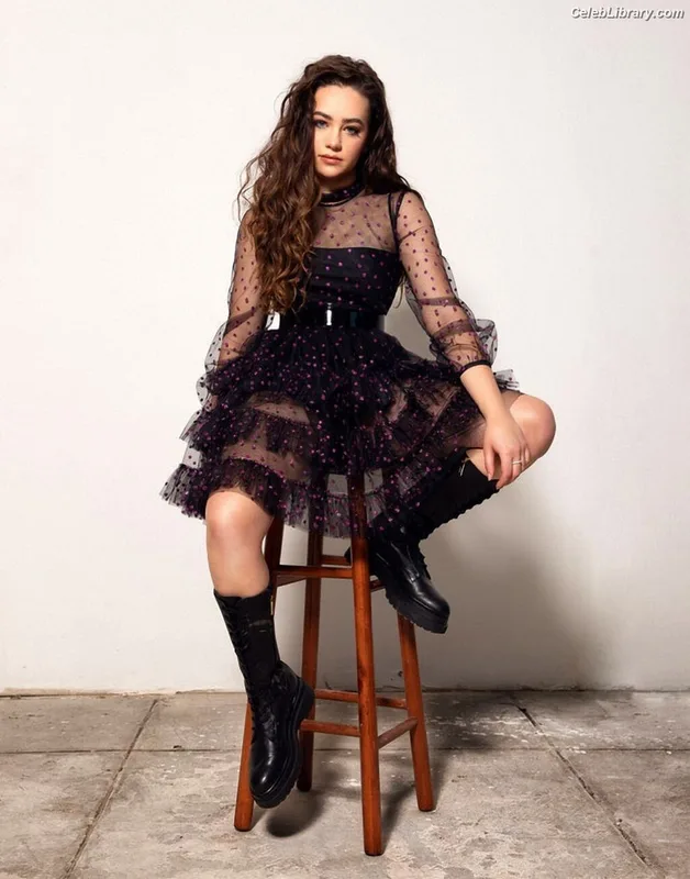 Mary Mouser photo 11 of 121