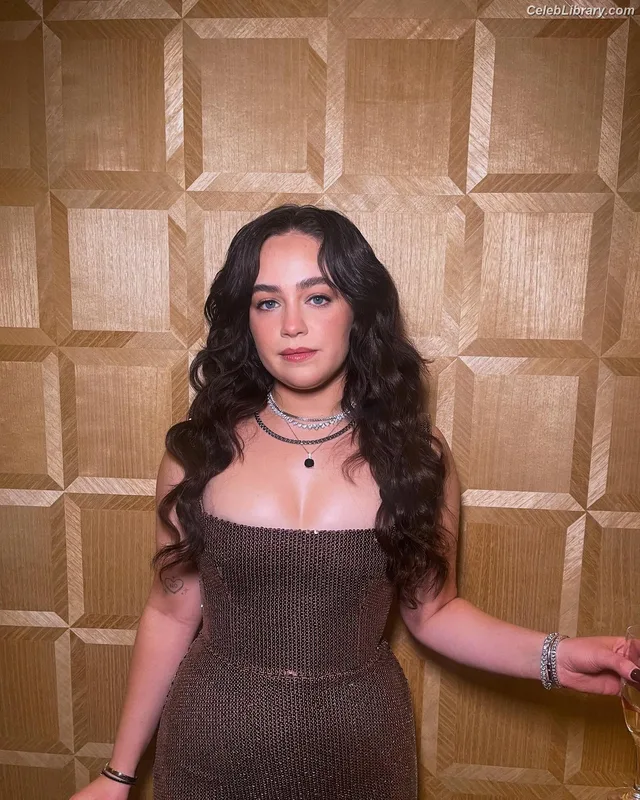 Mary Mouser photo 15 of 121
