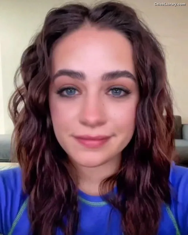Mary Mouser photo 16 of 121