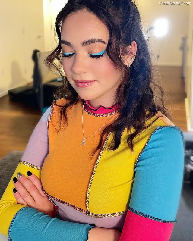 Mary Mouser photo 18 of 121