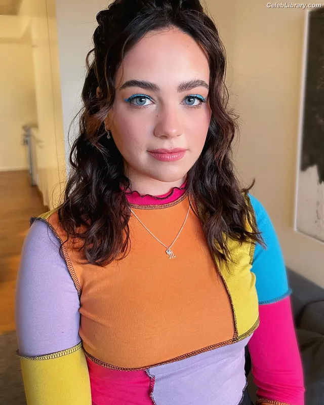 Mary Mouser photo 20 of 121