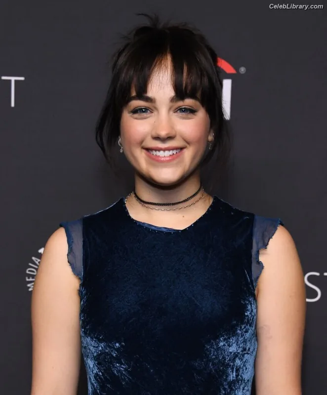 Mary Mouser photo 23 of 121