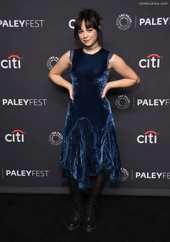 Mary Mouser photo 24 of 121